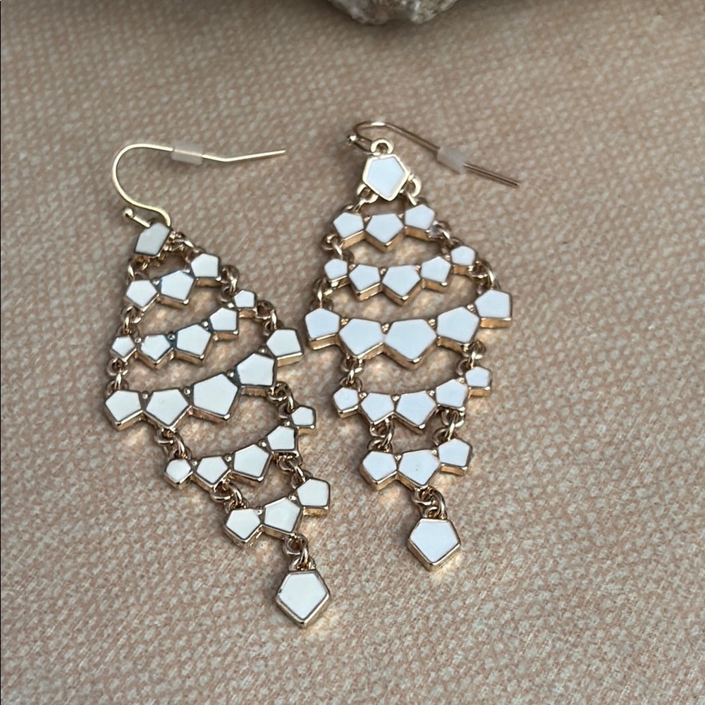 Avon White Geometric Chandelier Earrings Gold Tone Chain Link Statement 53 - Picture 3 of 11